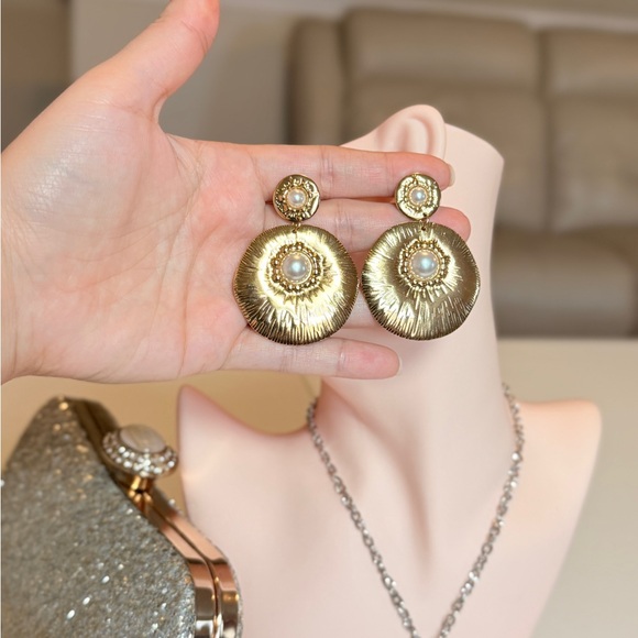 ⚜️ Elegant Gold Pearl Earrings - Picture 8 of 8